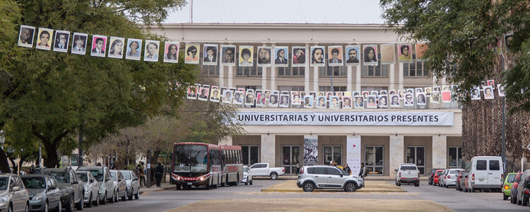 La UNC inauguró la muestra sobre sus víctimas en la dictadura cívico-militar