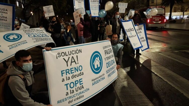 Expectativa de los tomadores de créditos UVA, Diputados daría media sanción a una ley de alivio