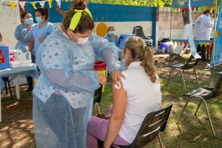 Vacunarán en los barrios ciudad a personas mayores