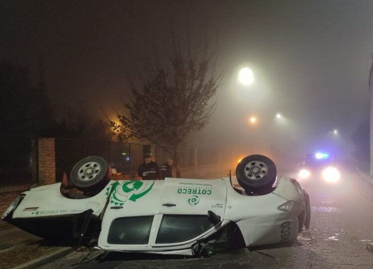 Una camioneta se estrelló por la niebla