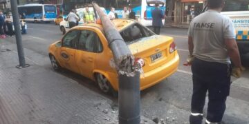 Un taxi fue aplastado por un poste