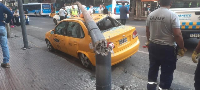 Un taxi fue aplastado por un poste