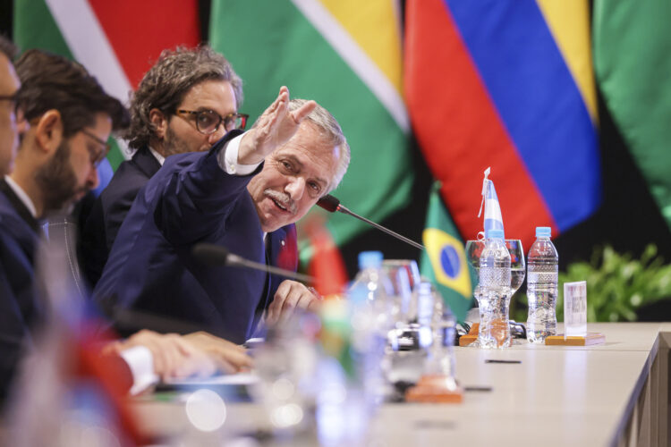 Fernández protagonizó un cruce “cara a cara” con Lacalle Pou.