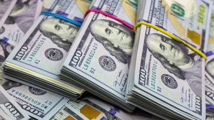 El dólar blue volvió a subir y cerró a $272 su jornada