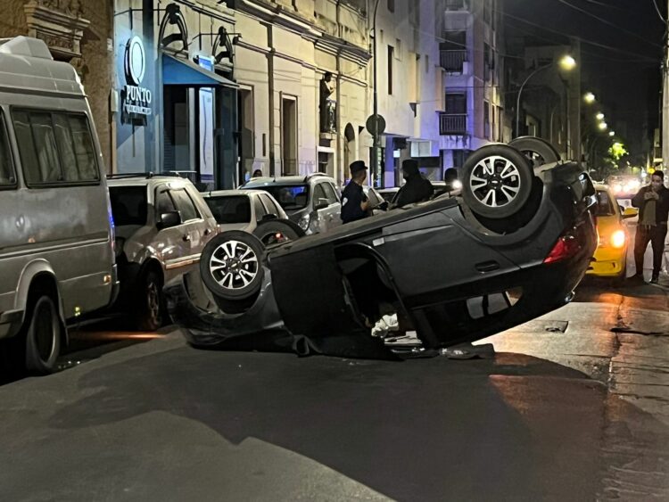 Volvían de festejar el día del amigo, perdieron el control y volcaron violentamente
