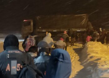 Rescatan a cientos de vehículos varados por la nieve en la frontera con Chile