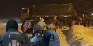 Rescatan a cientos de vehículos varados por la nieve en la frontera con Chile