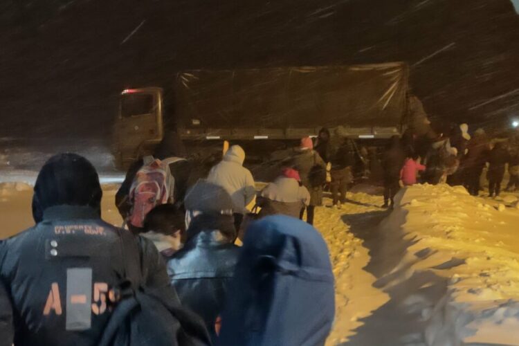 Rescatan a cientos de vehículos varados por la nieve en la frontera con Chile