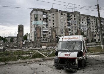 Fuerzas rusas aseguran haber rodeado la última ciudad bajo control ucraniano en Lugansk