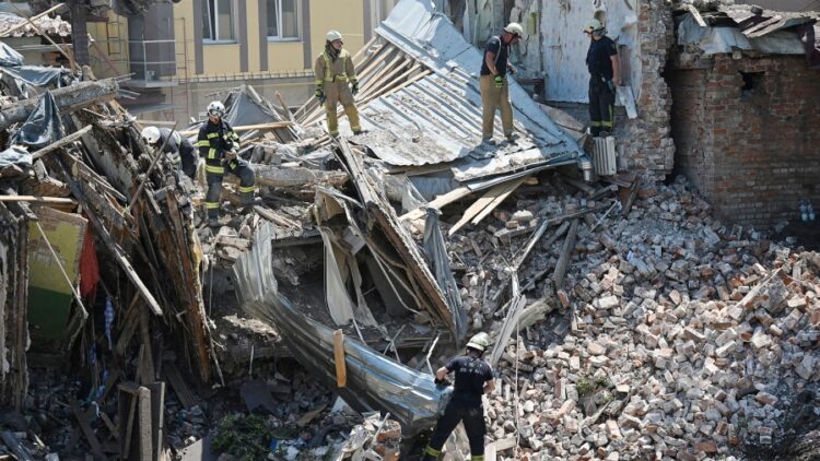 Ucrania denuncia "incesantes bombardeos" en el este y Rusia afirma que destruyó armas de EE.UU.