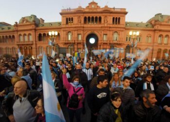 Con impulso de la oposición, se realizó un nuevo banderazo contra el Gobierno en todas las plazas del país
