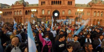 Con impulso de la oposición, se realizó un nuevo banderazo contra el Gobierno en todas las plazas del país