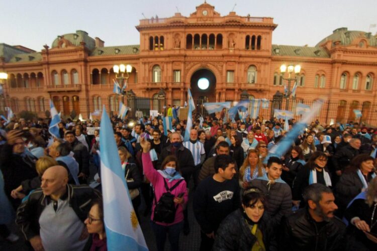 Con impulso de la oposición, se realizó un nuevo banderazo contra el Gobierno en todas las plazas del país