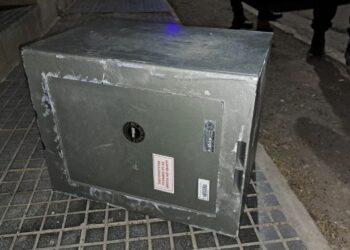 Detienen a dos hombres que intentaron robarse una caja de seguridad de un Rapipago