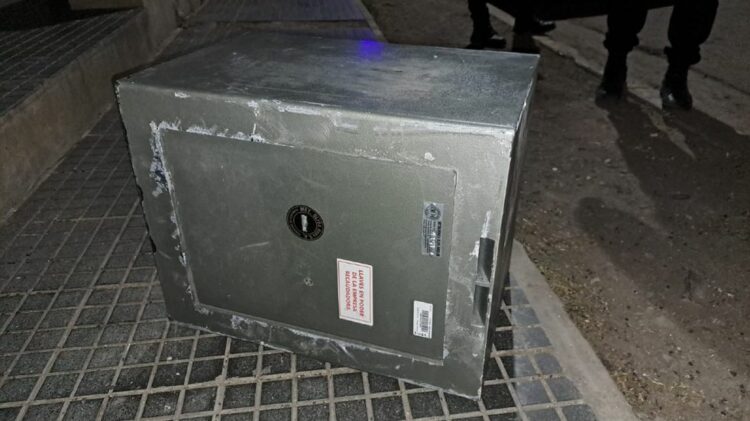Detienen a dos hombres que intentaron robarse una caja de seguridad de un Rapipago