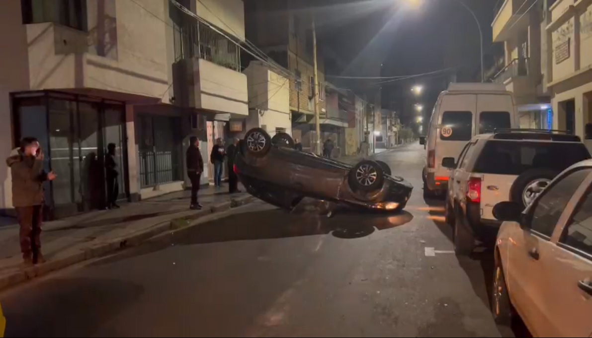 Volvían de festejar el día del amigo, perdieron el control y volcaron violentamente