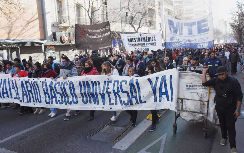 Organizaciones sociales marcharon en Córdoba para exigir un salario universal