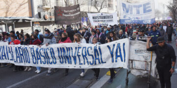 Organizaciones sociales marcharon en Córdoba para exigir un salario universal