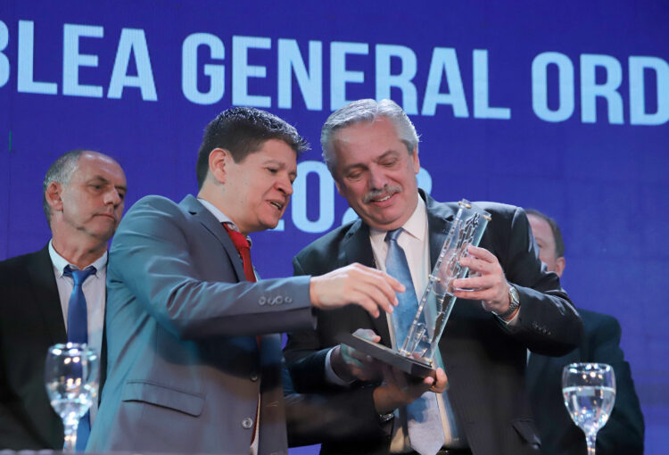 El presidente Alberto Fernández, junto a al titular de Came, Alfredo González, en abril pasado.