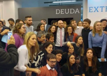 Entre abrazos y lágrimas Martín Guzmán se despidió de su equipo