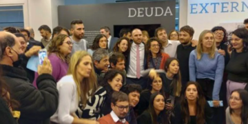 Entre abrazos y lágrimas Martín Guzmán se despidió de su equipo