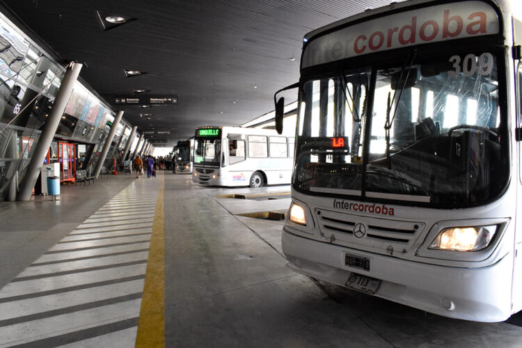 Oficializan un aumento del 25% en la tarifa del transporte interurbano de Córdoba