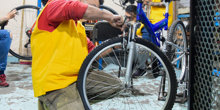 Desde la cárcel, acondicionan bicicletas que serán parte de un nuevo transporte público en Córdoba