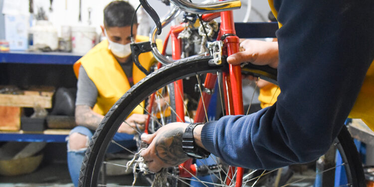 Desde la cárcel, acondicionan bicicletas que serán parte de un nuevo transporte público en Córdoba