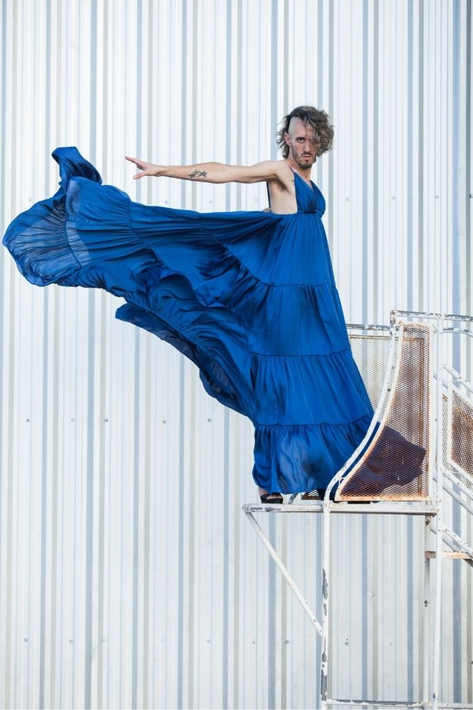 Leandro Ceballos Ajá, el diseñador que confecciona y luce sus propios vestidos