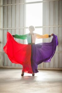 Leandro Ceballos Ajá, el diseñador que confecciona y luce sus propios vestidos