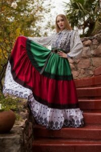 Leandro Ceballos Ajá, el diseñador que confecciona y luce sus propios vestidos