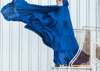 Leandro Ceballos Ajá, el diseñador que confecciona y luce sus propios vestidos