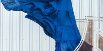 Leandro Ceballos Ajá, el diseñador que confecciona y luce sus propios vestidos