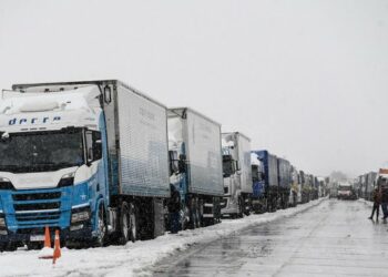 Miles de camioneros varados por la nieve aún esperan la reapertura del acceso a Chile