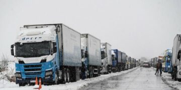 Miles de camioneros varados por la nieve aún esperan la reapertura del acceso a Chile