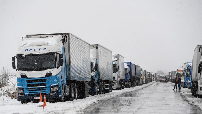 Miles de camioneros varados por la nieve aún esperan la reapertura del acceso a Chile
