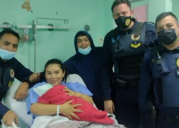 Dos policías cordobeses ayudaron a una mujer a dar a luz en su auto