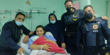 Dos policías cordobeses ayudaron a una mujer a dar a luz en su auto