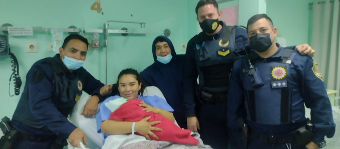 Dos policías cordobeses ayudaron a una mujer a dar a luz en su auto