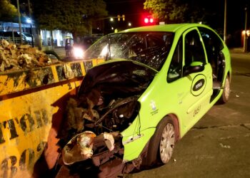 Un remis chocó contra un contenedor y dejó como saldo tres heridos