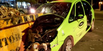 Un remis chocó contra un contenedor y dejó como saldo tres heridos