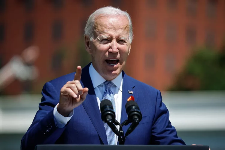 Biden pide que se prohíban las armas de asalto en Estados Unidos