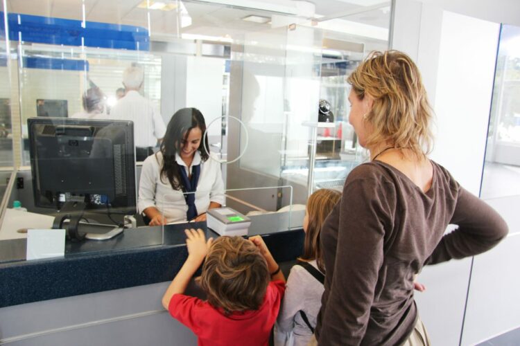 Agilizan el trámite en fronteras y aeropuertos para autorizar a menores a salir del país