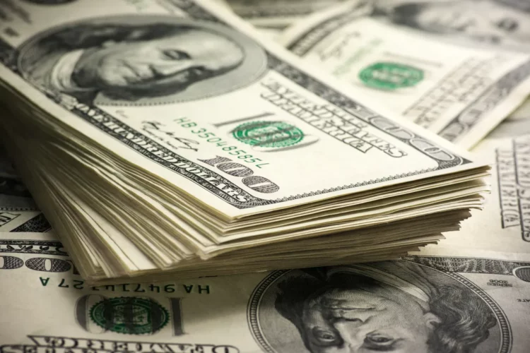 El dólar blue cerró a $322 luego de marcar una jornada en baja