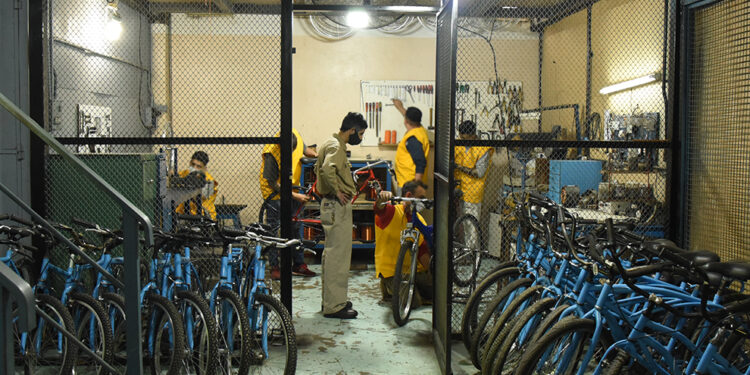 Desde la cárcel, acondicionan bicicletas que serán parte de un nuevo transporte público en Córdoba