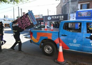 Controlan y relevan la cartelería comercial que obstruye veredas y canteros