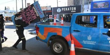 Controlan y relevan la cartelería comercial que obstruye veredas y canteros