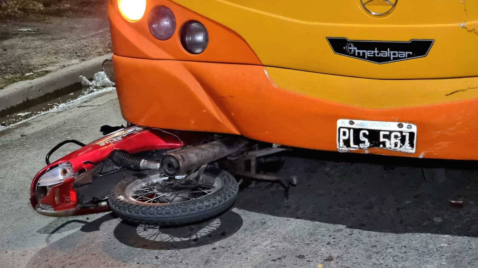 Fuerte choque entre un colectivo y una moto deja como saldo una persona herida de gravedad
