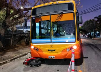 Fuerte choque entre un colectivo y una moto deja como saldo una persona herida de gravedad