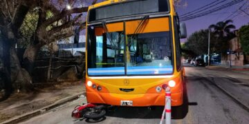 Fuerte choque entre un colectivo y una moto deja como saldo una persona herida de gravedad